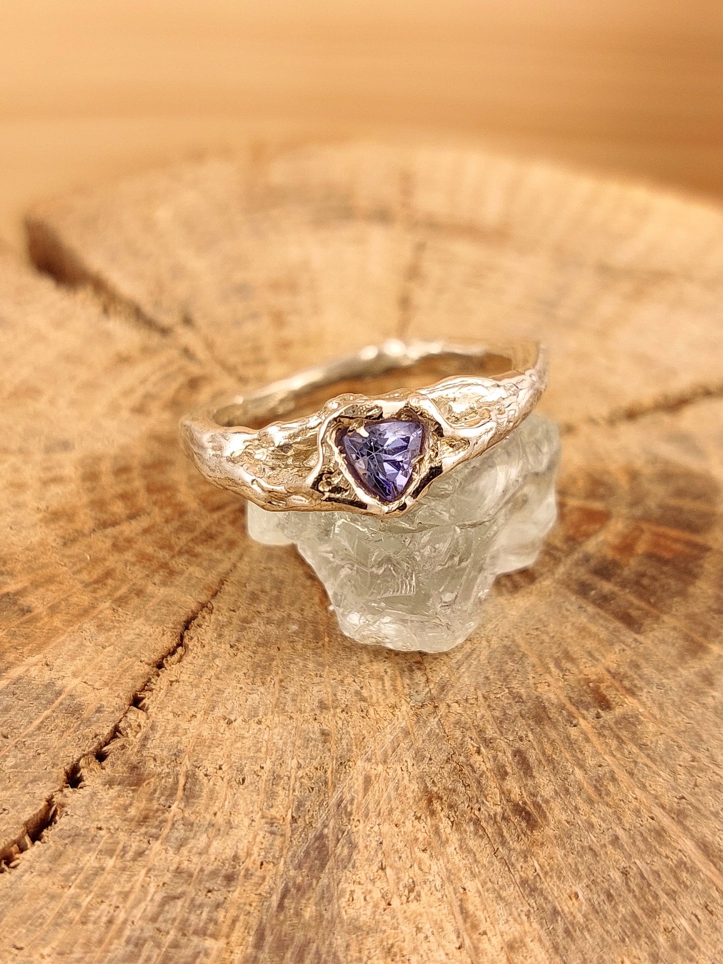 "Radici antiche" con tanzanite trilliant