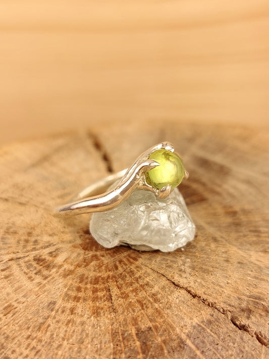 Solitario "Valentino" con Peridoto Cabochon