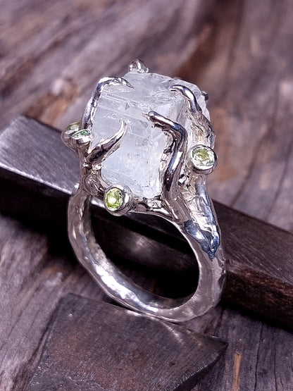 Anello "Rami e Radici" con Cristallo di Acquamarina grezza, Peridoti e Tsavoriti