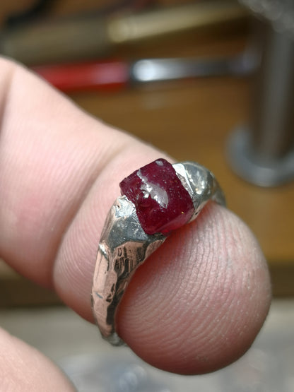 Anello in argento con rubino grezzo