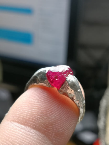 Anello in argento con rubino grezzo