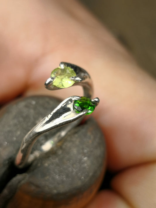 Anello "Contrariè" con Peridoto e Diopside