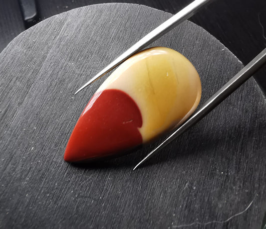 Mokaite taglio goccia cabochon 24,87 ct