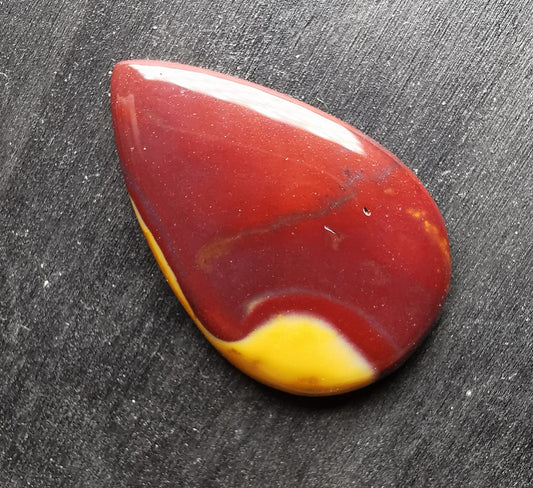 Mokaite taglio goccia cabochon 26,23 ct