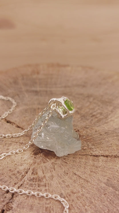 Ciondolo in stile "organico" con peridoto