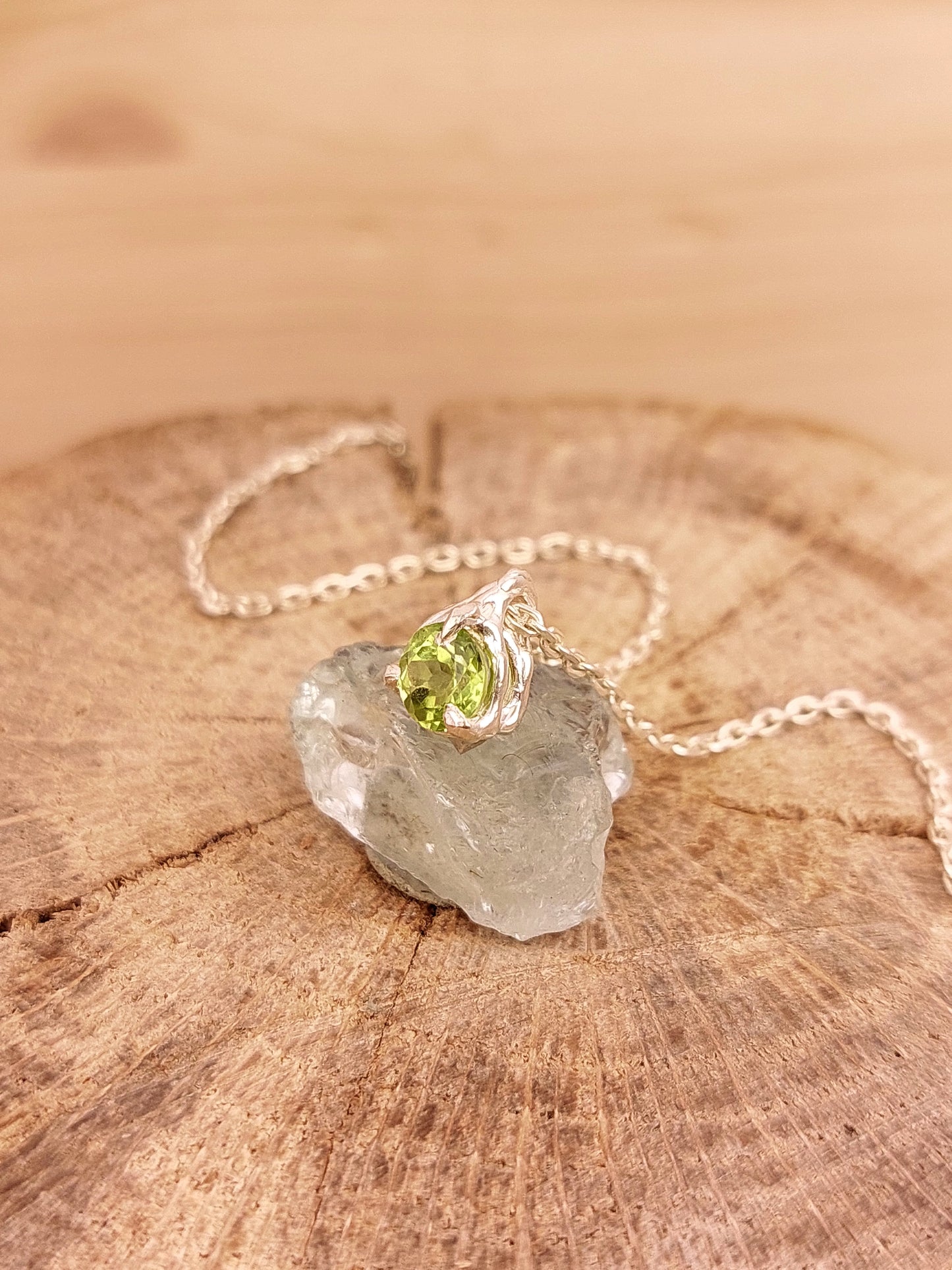 Ciondolo in stile "organico" con peridoto