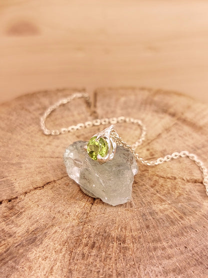 Ciondolo in stile "organico" con peridoto