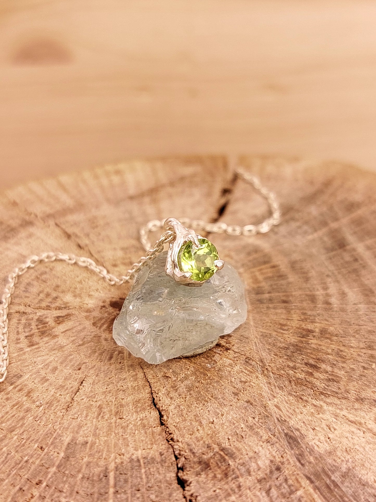 Ciondolo in stile "organico" con peridoto