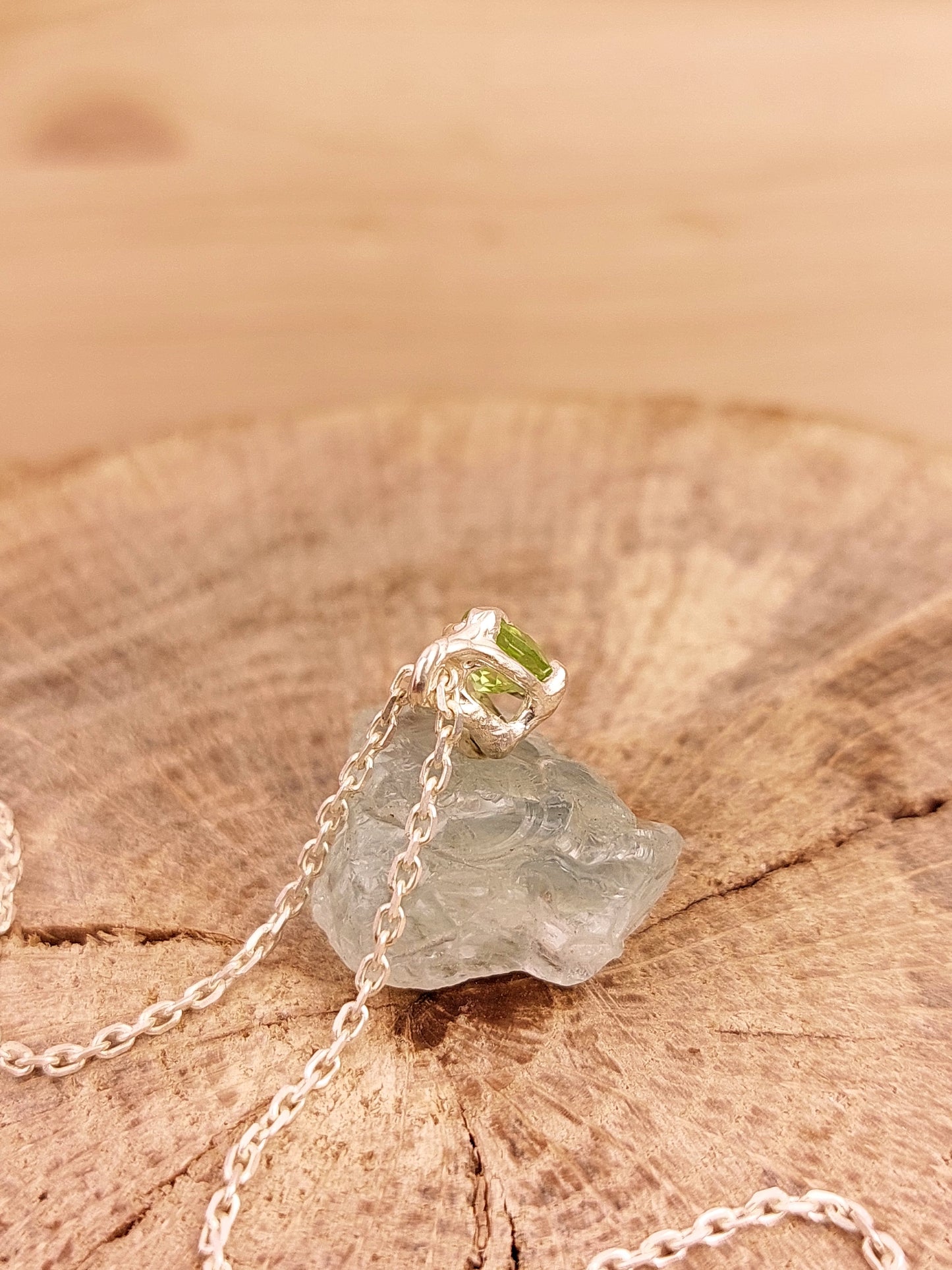 Ciondolo in stile "organico" con peridoto