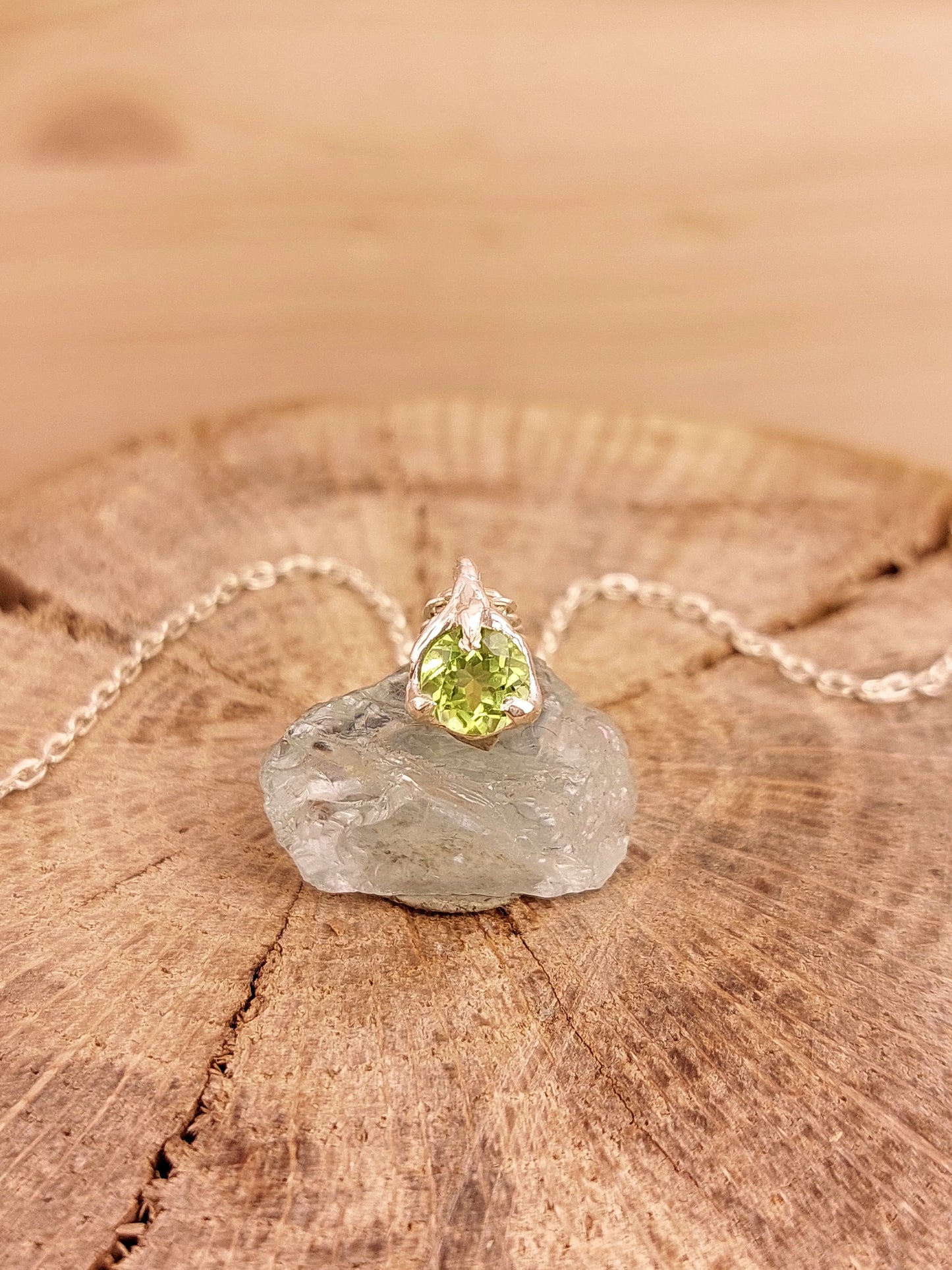 Ciondolo in stile "organico" con peridoto