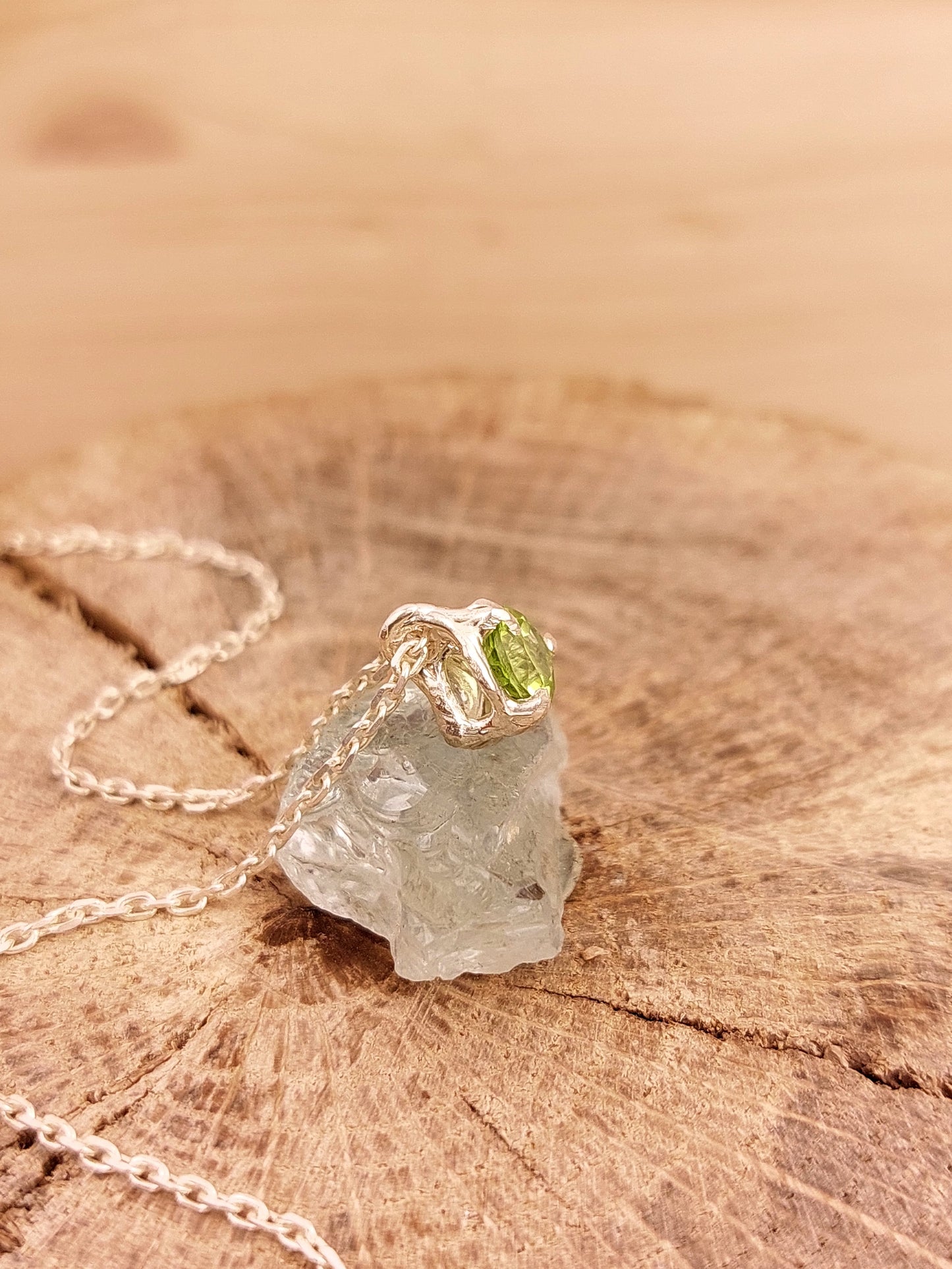 Ciondolo in stile "organico" con peridoto