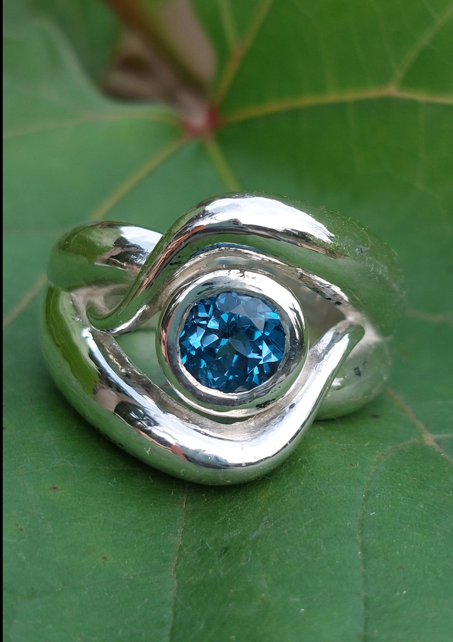 Anello "rampicante" con topazio London Blue