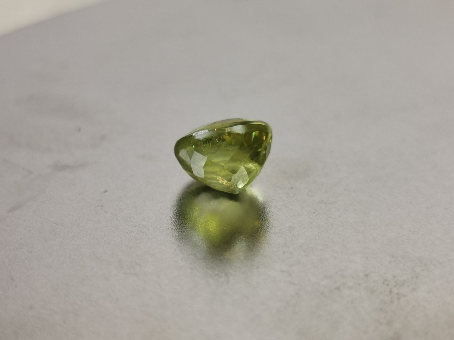 Sfene taglio rotondo 2,80 ct