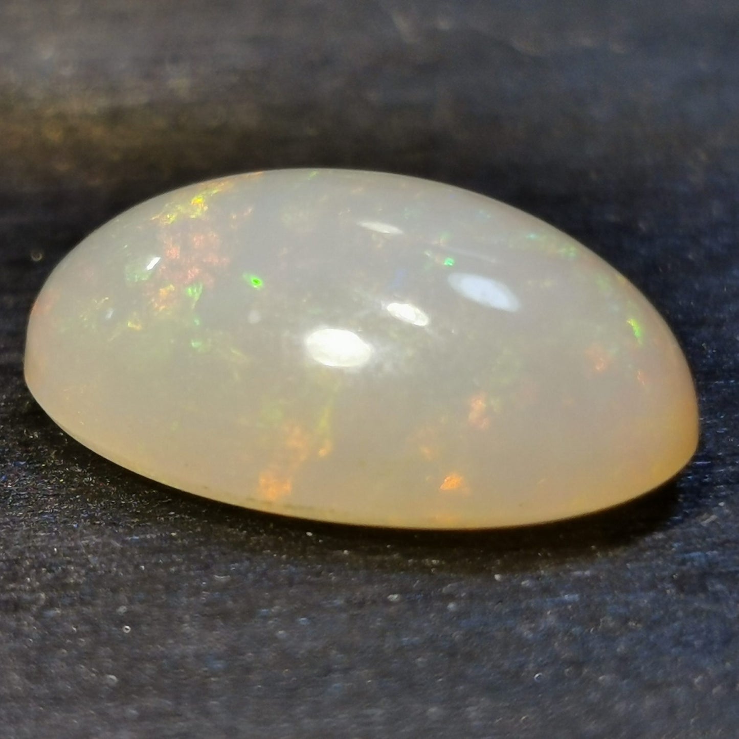 Opale taglio ovale cabochon 4,90 ct