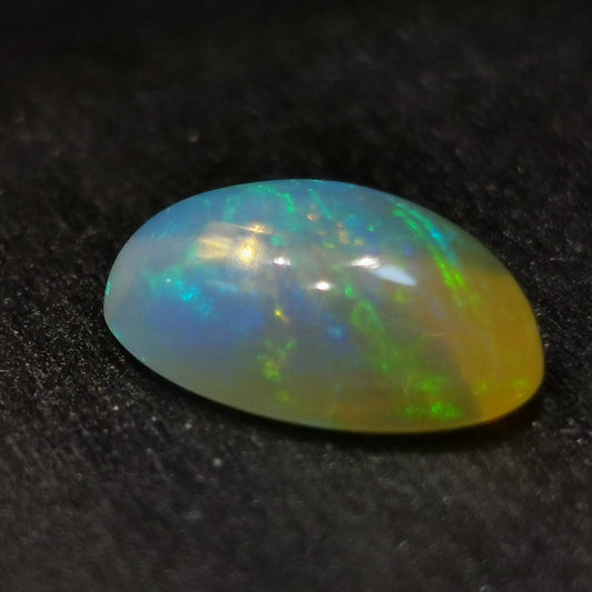 Opale taglio ovale cabochon 4,15 ct