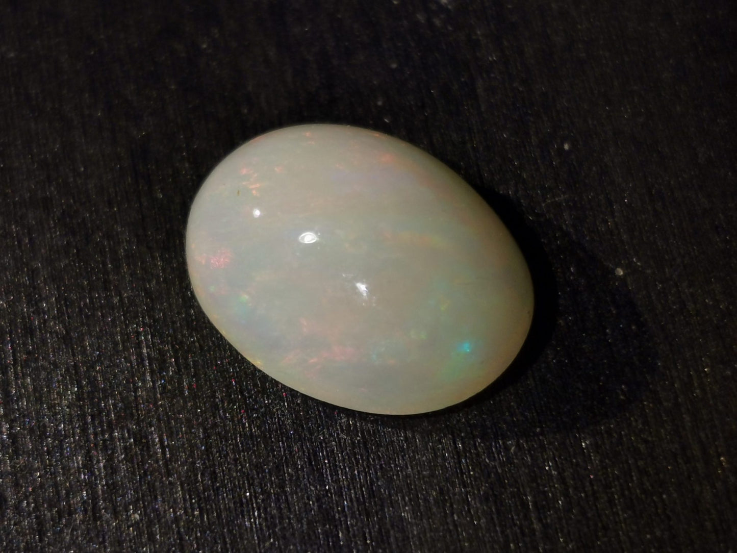 Opale taglio ovale cabochon 3,65 ct