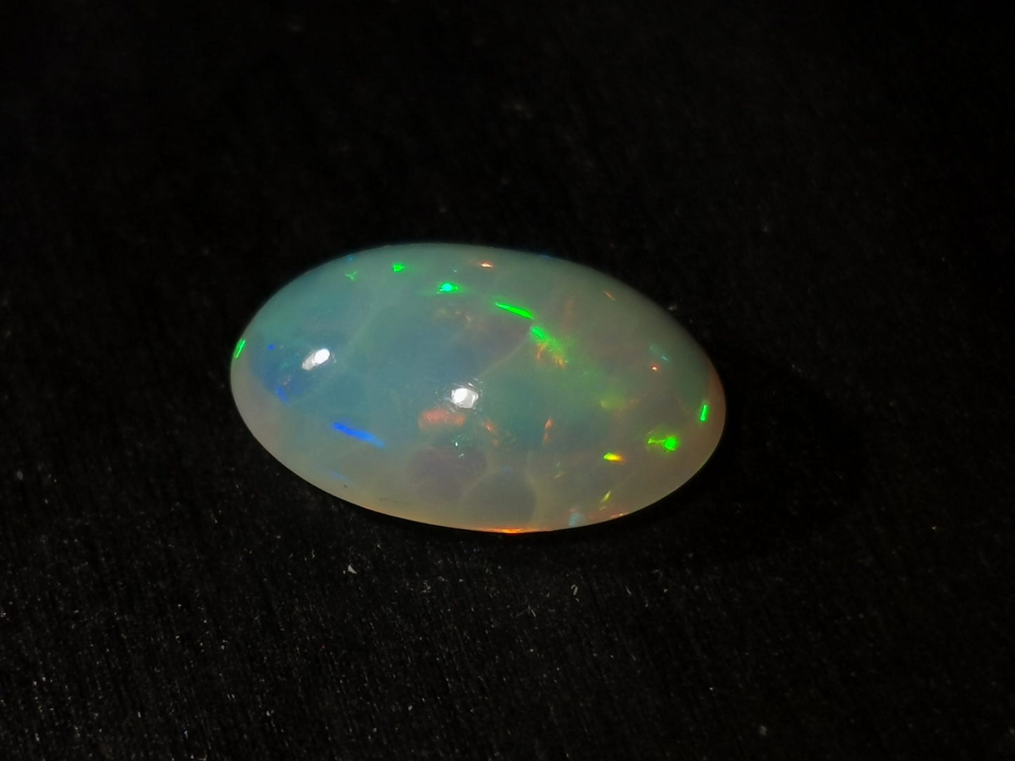 Opale taglio ovale cabochon 4,10 ct