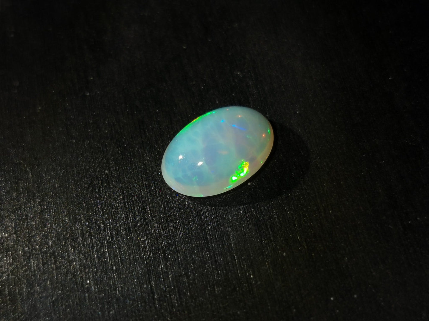 Opale taglio ovale cabochon 4,10 ct