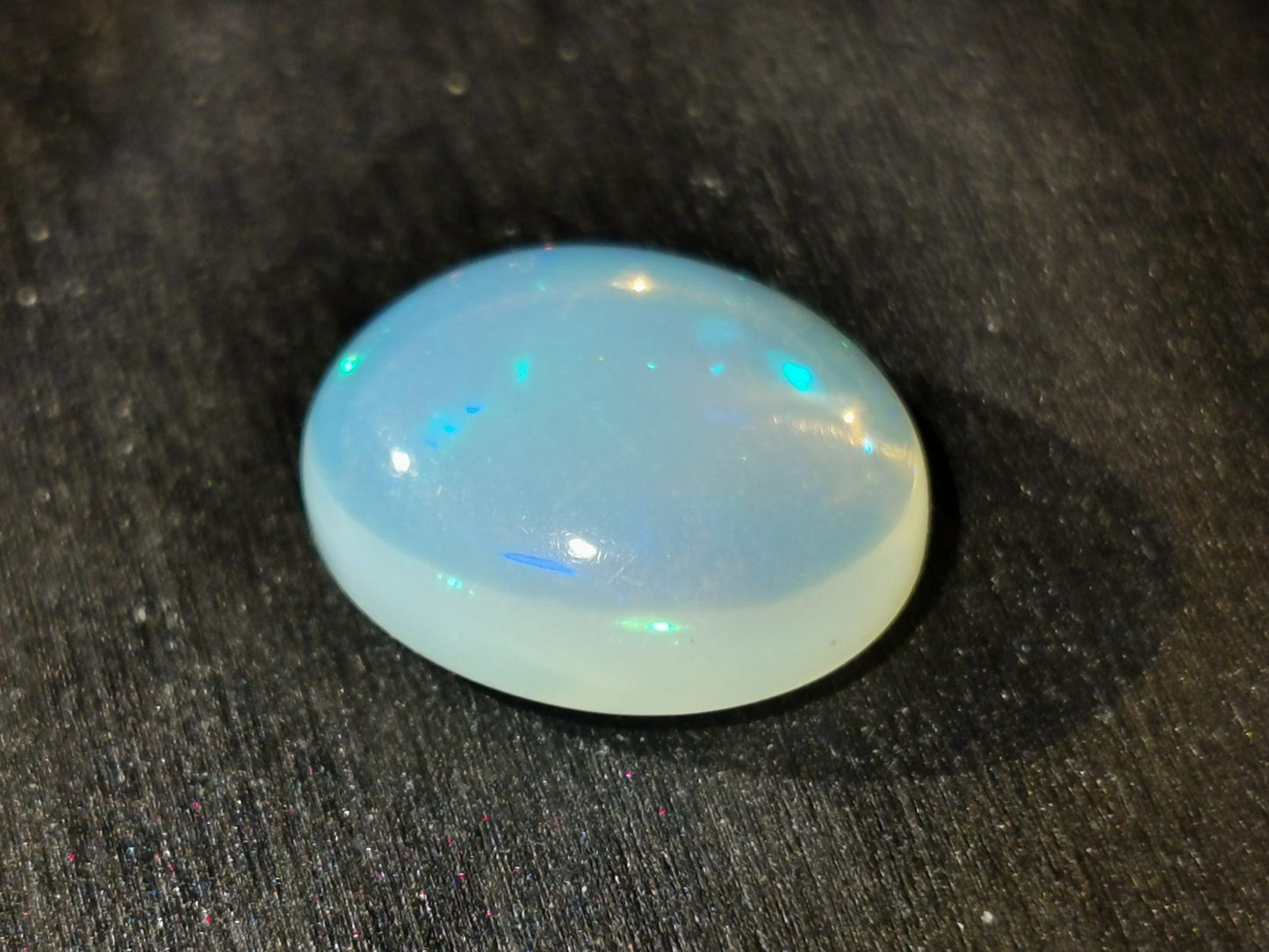 Opale taglio ovale cabochon 6,65 ct