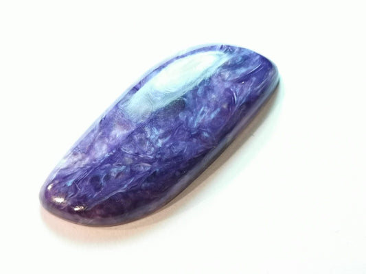 Charoite taglio fancy cabochon 22,07 ct