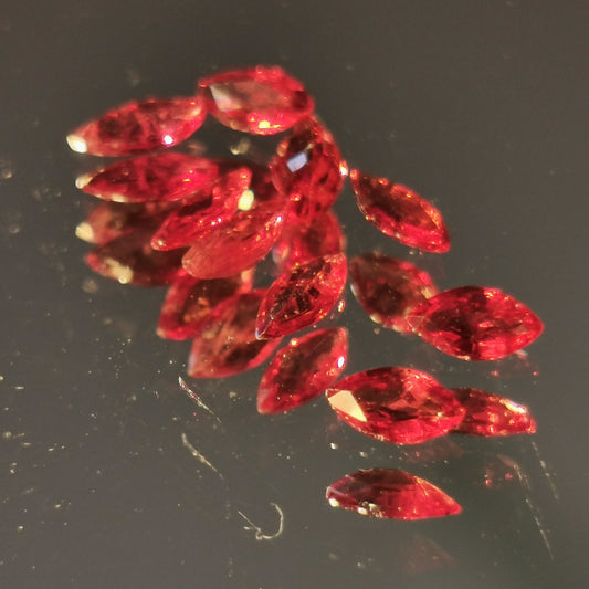 Lotto di 10 Zaffiri rosso-arancio taglio marquise 1,67 ct totali