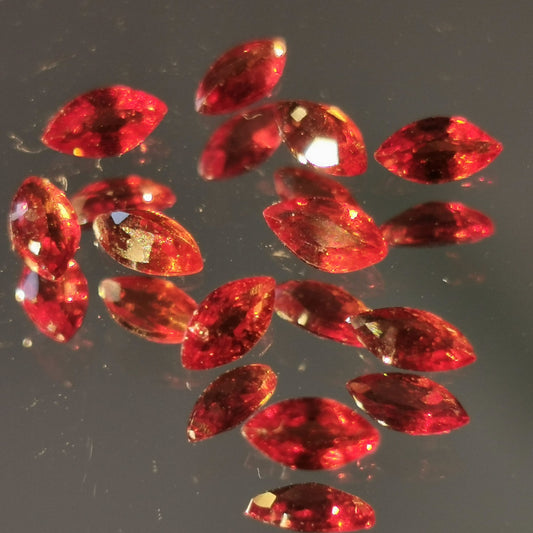 Lotto di 10 Zaffiri rosso-arancio taglio marquise 1,80 ct totali