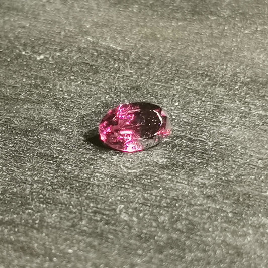 Granato Rodolite taglio ovale 0,55 ct