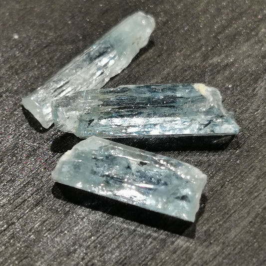 Lotto di tre di Acquamarine grezze 4,47 ct