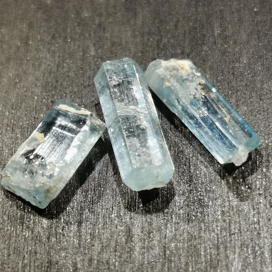 Lotto di tre di Acquamarine grezze 7,37 ct