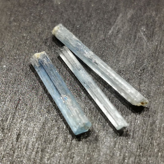 Lotto di tre Acquamarine grezze 2,23 ct