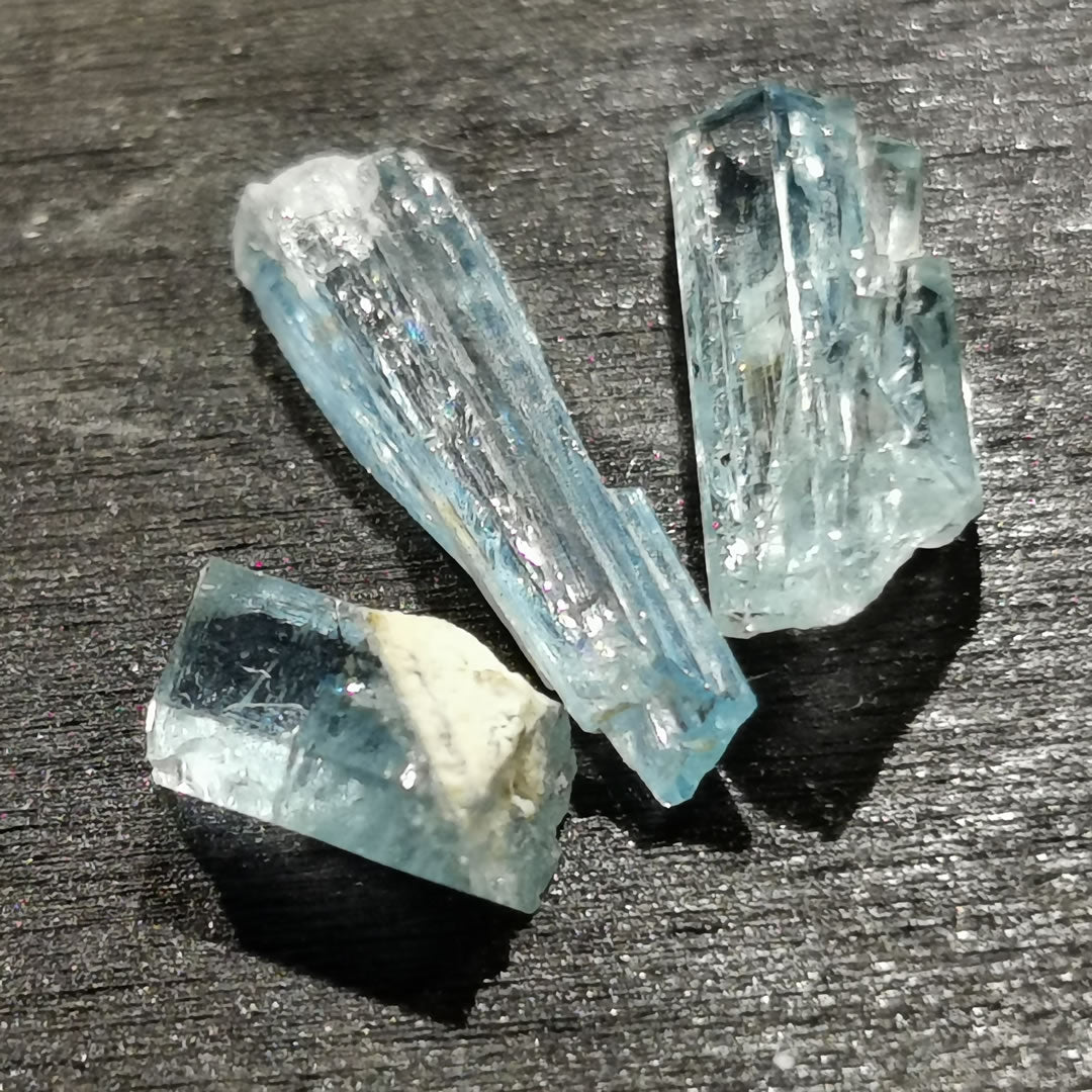 Lotto di tre Acquamarine grezze 3,80 ct