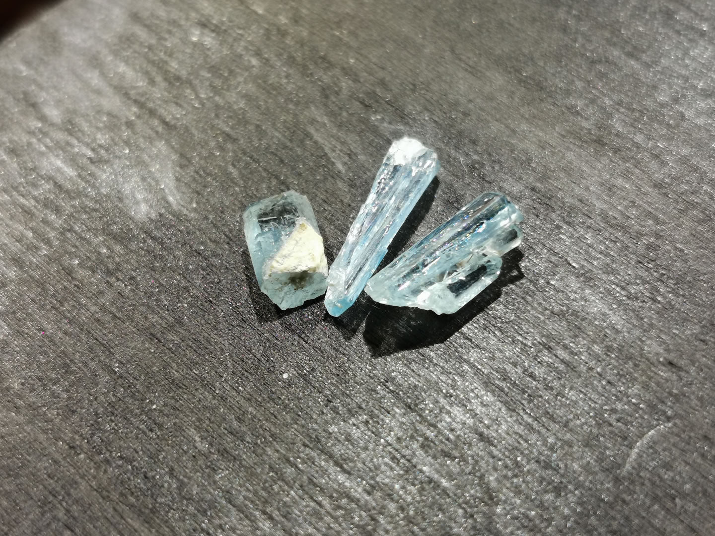 Lotto di tre Acquamarine grezze 3,80 ct