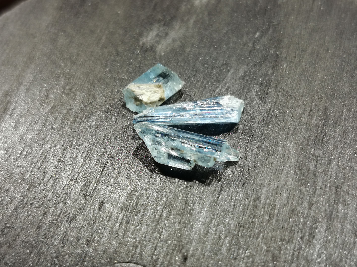 Lotto di tre Acquamarine grezze 3,80 ct