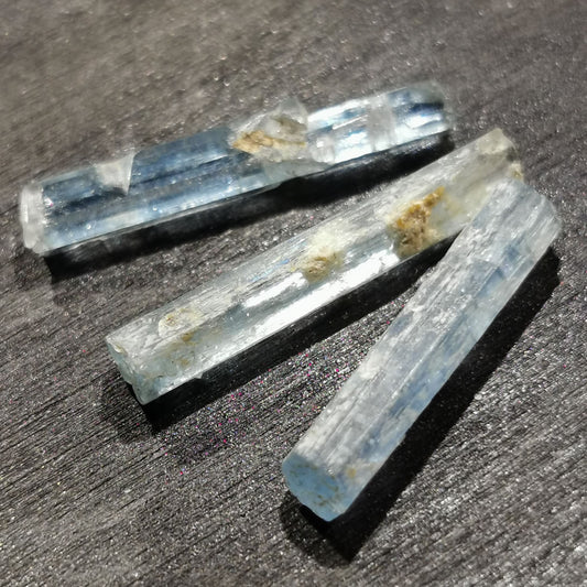 Lotto di tre Acquamarine grezze 6,67 ct