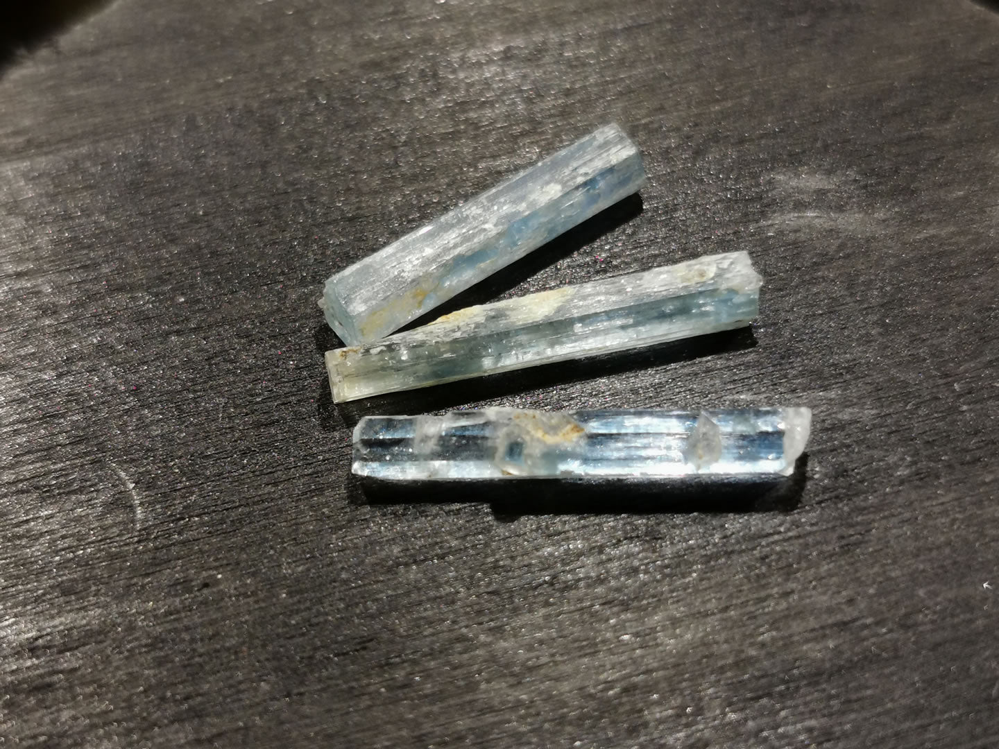 Lotto di tre Acquamarine grezze 6,67 ct