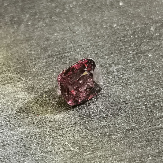 Spinello naturale taglio antico a cuscino 0,96 ct