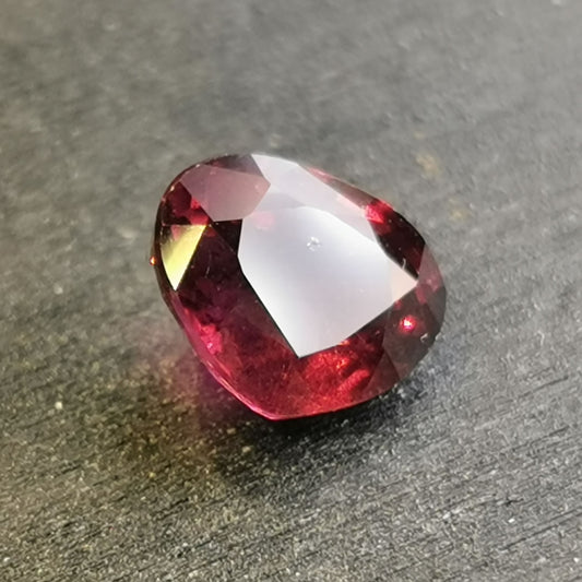 Granato Rodolite taglio goccia 2,49 ct