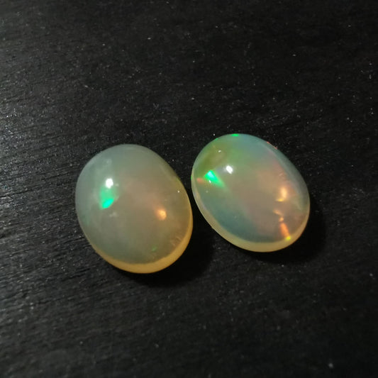 Coppia di Opali taglio ovale cabochon 5,50 ct totali