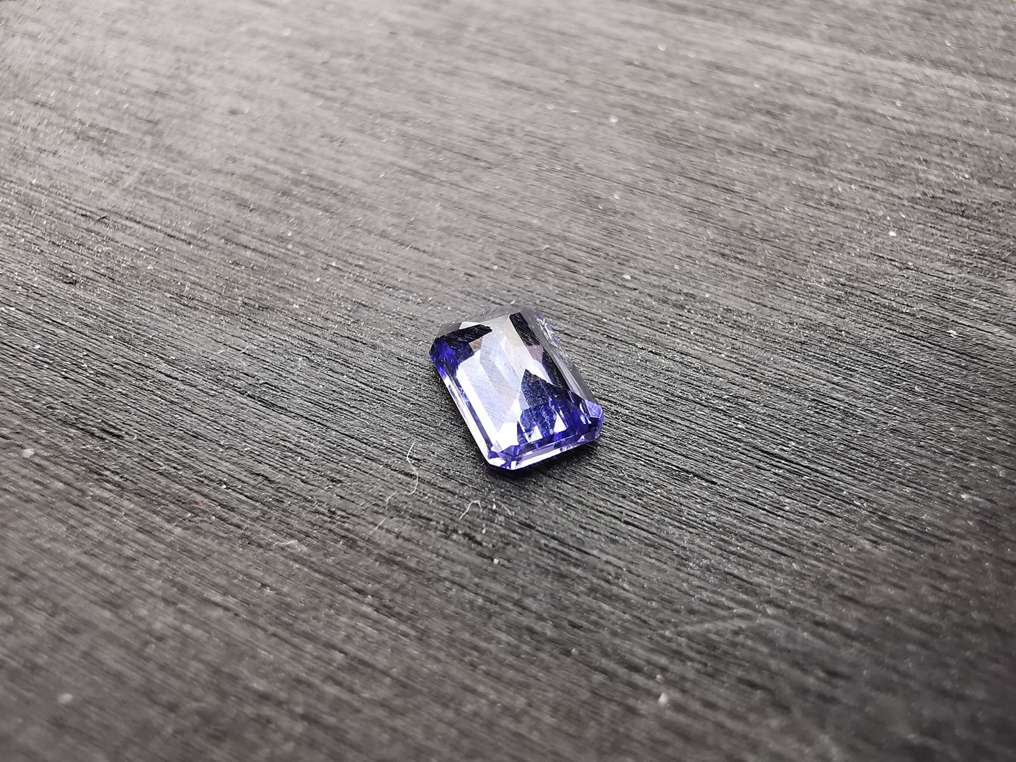 Tanzanite taglio rettangolare scantonato 0,68 ct