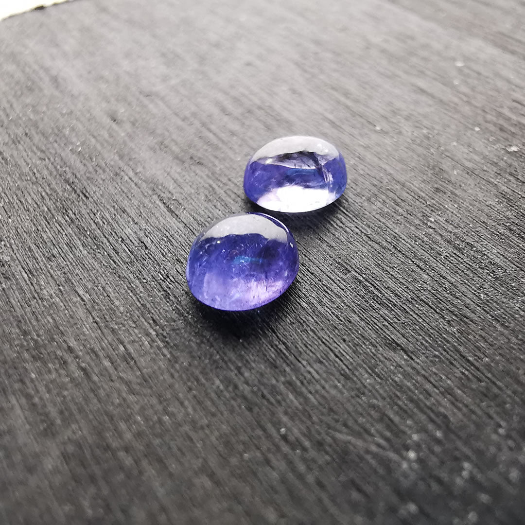 Coppia di Tanzaniti taglio ovale cabochon 1,77 ct