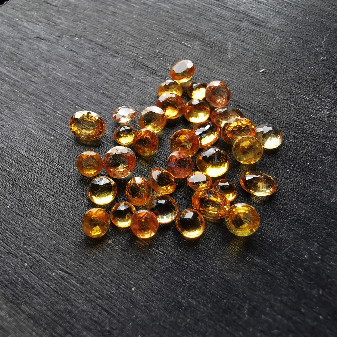 Zaffiri arancio taglio rotondo 7,01 ct totali