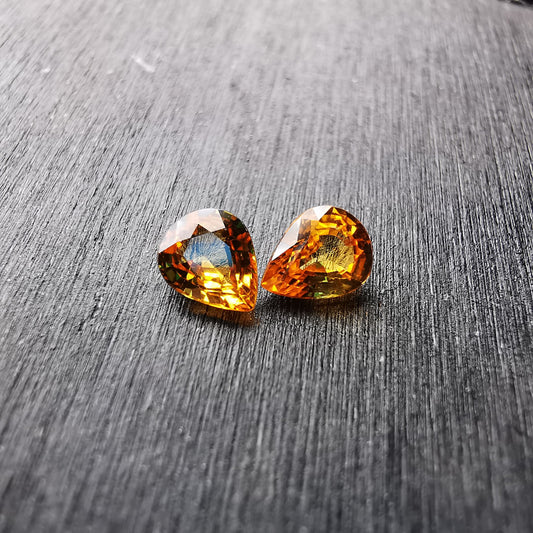 Coppia di Zaffiri arancio taglio goccia 0,96 ct totali