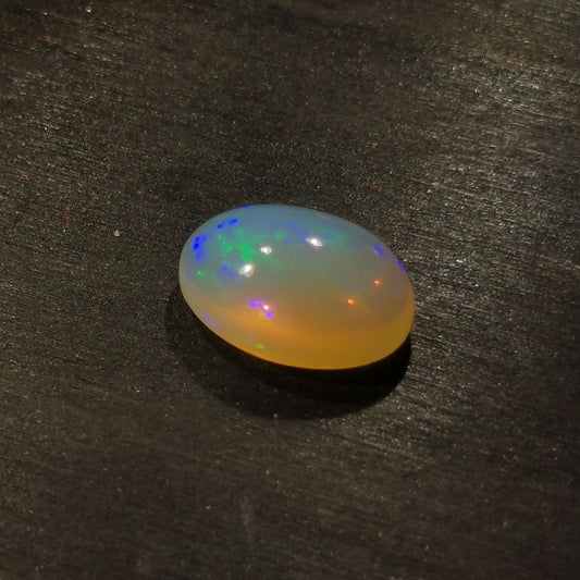 Opale taglio ovale cabochon 5,92 ct