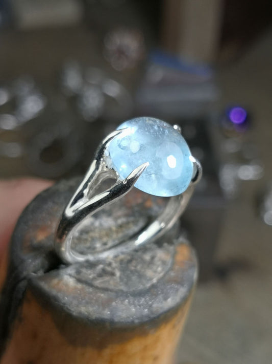 Anello "radici" con Acquamarina milky cabochon ovale