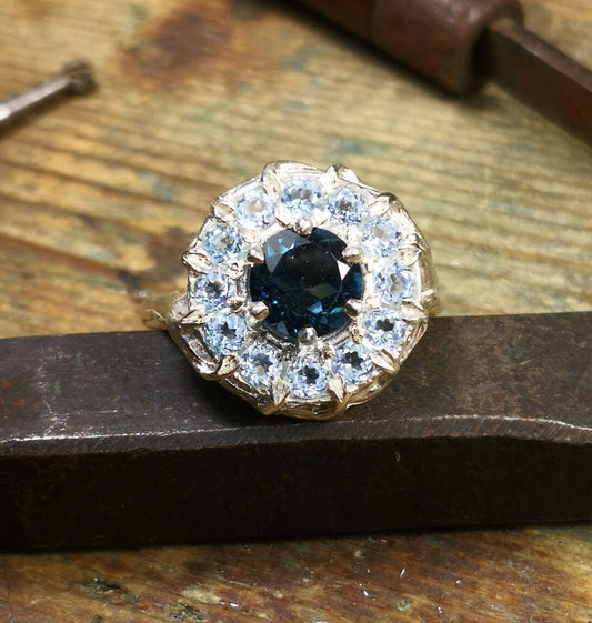 Anello "Halo" con Topazio London e Topazi Sky blue